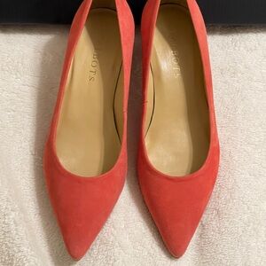 TALBOTS kitten heel suede shoes size 5M
Like New in original box